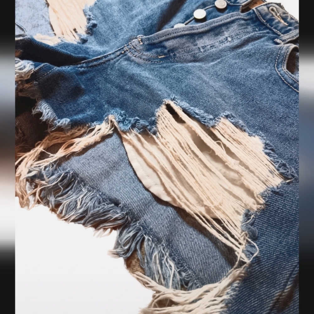 Extra distressed women jean shorts